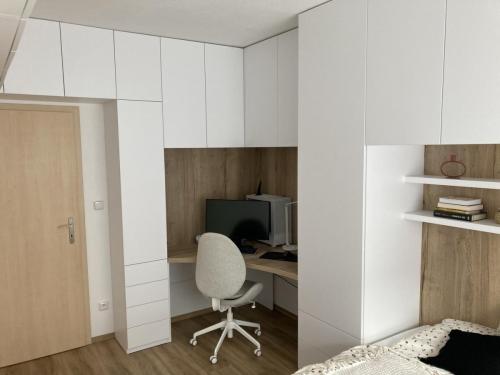 Ložnice s pracovním koutem