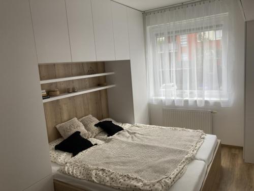 Ložnice s pracovním koutem