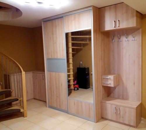 Vstupní chodba - odkládací stěna