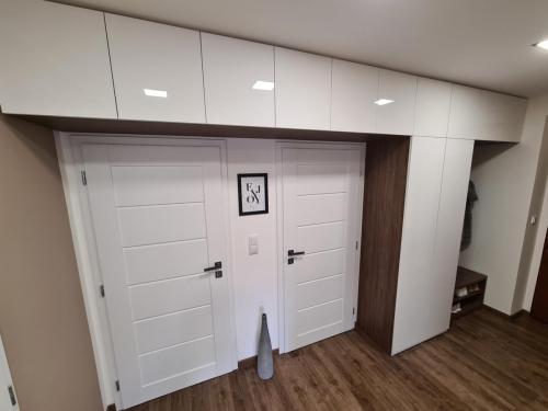 Vstupní chodba - odkládací stěna