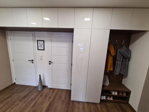 Vstupní chodba - odkládací stěna