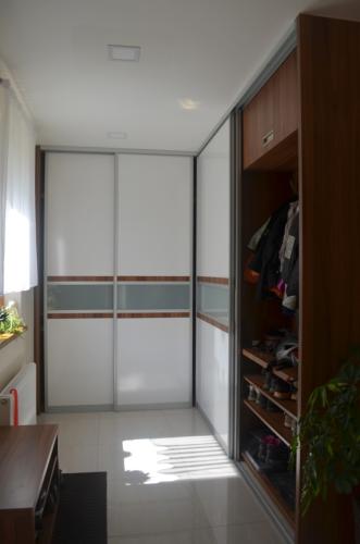 Vstupní chodba - odkládací stěna