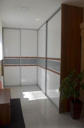 Vstupní chodba - odkládací stěna