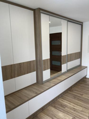 Vstupní chodba - odkládací stěna