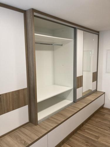 Vstupní chodba - odkládací stěna