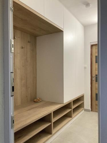 Vstupní chodba - odkládací stěna