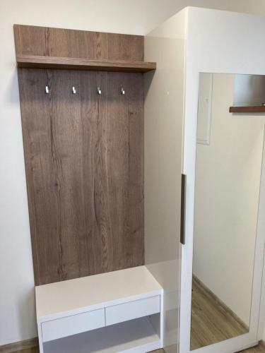 Vstupní chodba - odkládací stěna