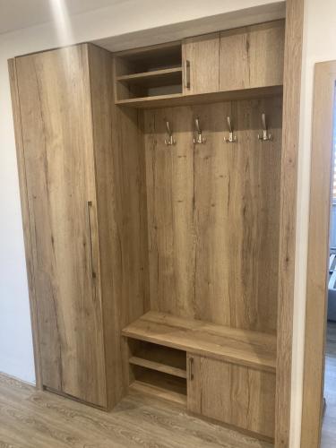 Vstupní chodba - odkládací stěna