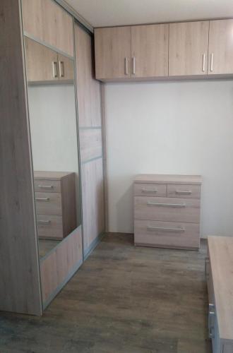 Vstupní chodba - odkládací stěna