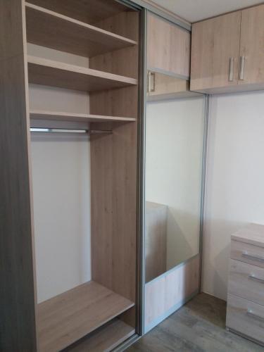 Vstupní chodba - odkládací stěna