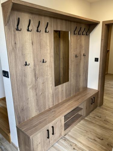 Vstupní chodba - odkládací stěna