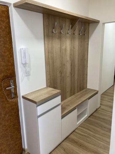 Vstupní chodba - odkládací stěna