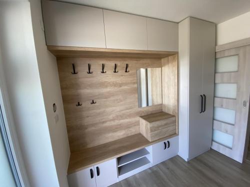 Vstupní chodba - odkládací stěna