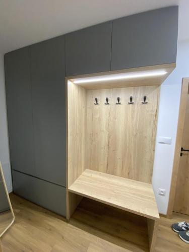 Vstupní chodba - odkládací stěna