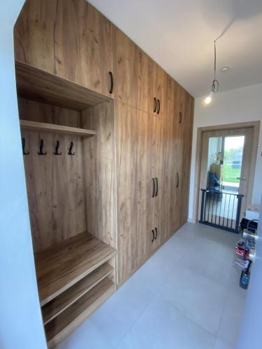 Vstupní chodba - odkládací stěna